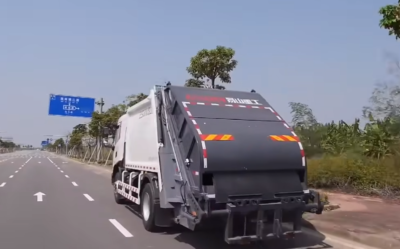 大型垃圾运输车
